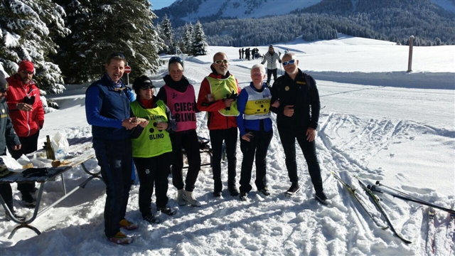 Gruppo degli sciatori sulle piste di fondo.